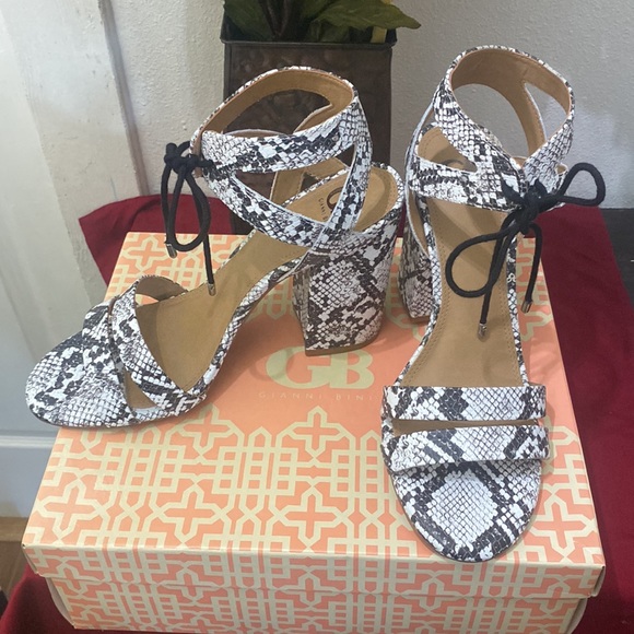 Snake skin black and white heels - Picture 2 of 4